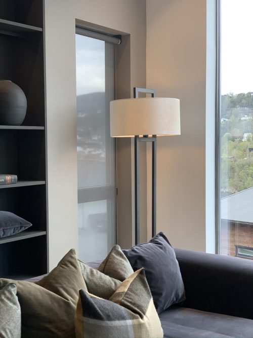 Hallbergs Artesa sort gulvlampe u/skjerm